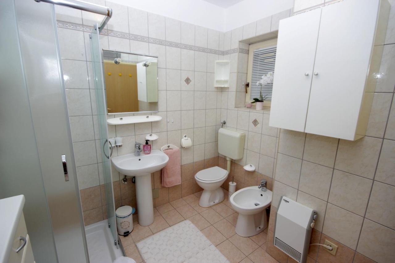 Apartment Ely Rabac Exteriör bild
