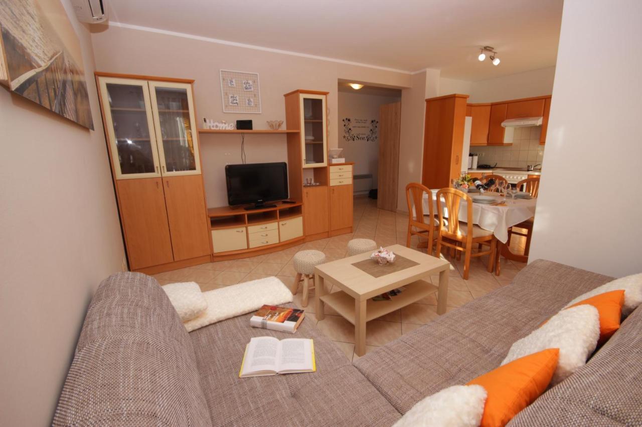 Apartment Ely Rabac Exteriör bild